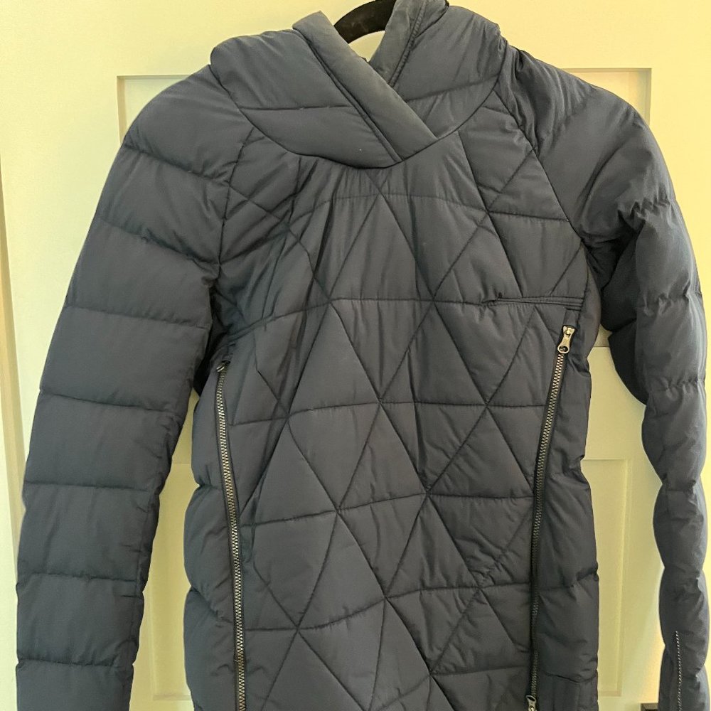 Lululemon Women's Lightweight Puffy Pullover with hood, Size 2. Navy